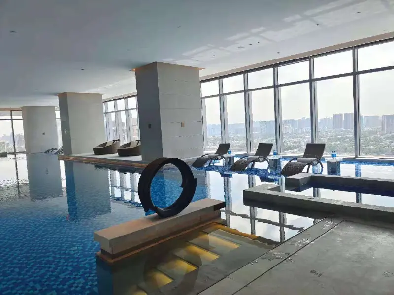 Pompa ciepła i system klimatyzacyjny basenu Blueway zapewniają komfort przez cały rok w hotelu Chengdu Bay Sky Infinity Pool